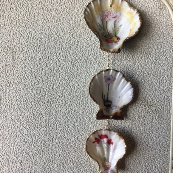 Handpainted shell wall hanging - Picture 3 of 8